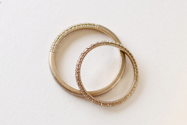 お二人それぞれ、お好みの幅や仕上げで制作した、《Giorni Round（ジョルニ・ラウンド）》シャンパンゴールドのご結婚指輪です。＊静岡県浜松市ジュエリープシュケー