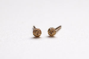 オーダーメイドの洋彫ピアスです。