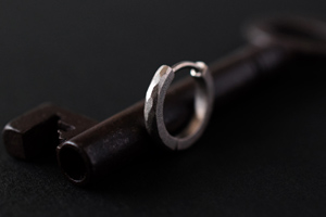 すべて手作りによるマリッジリングとお揃いのオーダーメイド・メンズピアスです＊静岡県浜松市ジュエリープシュケー