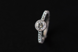 お客様がお持ちだったダイアモンドをご利用した、オーダーメイドのプラチナ洋彫りリングです＊静岡県浜松市ジュエリープシュケー