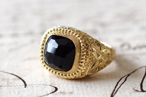 クッションチェッカーカットのオニキスとK18YGの洋彫りピンキーリングです。＊静岡県浜松市ジュエリープシュケー