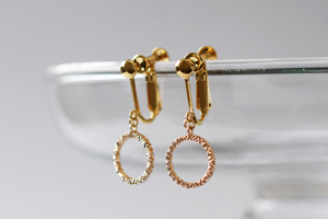 耳元で揺れながらキラキラ輝くK10イエローゴールドのイヤリングです。＊静岡県浜松市ジュエリープシュケー