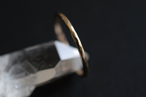 マリッジリングと重ねづけできる《Progress》の極細リングです。＊静岡県浜松市ジュエリープシュケー