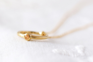 六月の誕生石「オレンジムーンストーン」とK18イエローゴールドのベビーリング＆ネックレスです。内側には、お誕生日とお名前、生後1万日目の日付が刻印してあります。＊静岡県浜松市ジュエリープシュケー