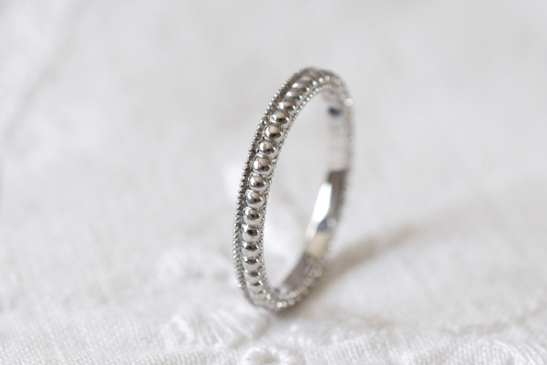 プシュケーオリジナルジュエリー《 Pointillé (ポワンティエ) Ⅱ 》の内側に誕生石5ピースをお留めしたリングです。＊静岡県浜松市ジュエリープシュケー