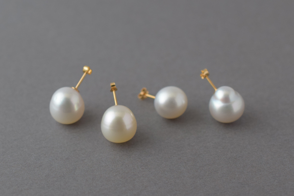 耳たぶからこぼれるようなバロックパールのピアスです。＊静岡県浜松市ジュエリープシュケー