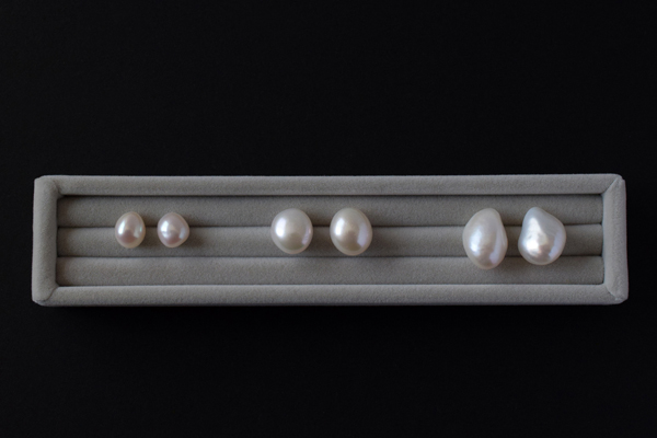 ぷっくりとした愛らしいフォルムの淡水パールピアス＊1点もの