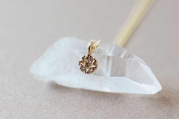 洋彫りとブラウンダイアモンドのネックレスです。＊静岡県浜松市ジュエリープシュケー