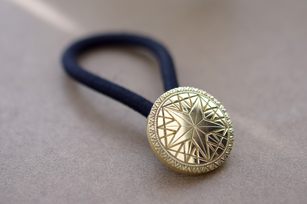 ご家族5人の五芒星と五角形、奥様のイニシャル「M」、ご結婚記念日とご家族のお名前、そして日本の伝統「麻の葉文様」など。たくさんのアイデアを詰め込んだオーダーメイド・コンチョです。＊静岡県浜松市ジュエリープシュケー