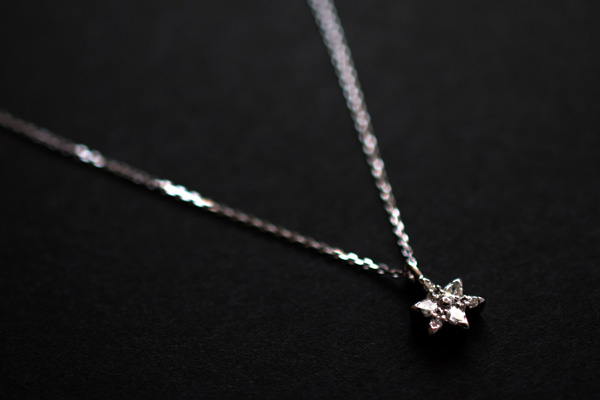 ペアシェイプカットとマーキスカットのダイアモンドで「ささゆり」をデザインしたプラチナネックレスです。＊静岡県浜松市ジュエリープシュケー