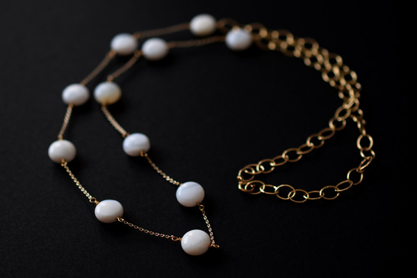ホワイトオパールとK14ゴールドフィルドのロングネックレスです。＊静岡県浜松市ジュエリープシュケー