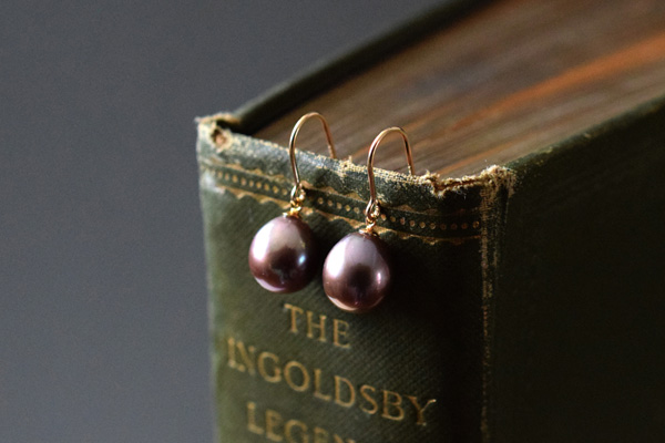 ラベンダーカラーの淡水パールとK14ゴールドフィルドのピアスです。＊静岡県浜松市ジュエリープシュケー