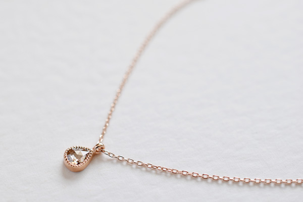 ローズカット（ペアシェイプ）ライトブラウンダイアモンドとK10ピンクゴールドミルグレインのクラシック調ネックレス＊1点もの