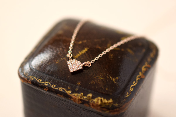 8ピースのメレダイアモンドをマイクロセッティングした、ダイアモンド型のパヴェネックレスです。＊静岡県浜松市ジュエリープシュケー