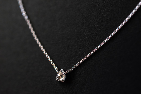 奥様のお誕生日記念のプレゼントに制作させていただいた、ローズカットダイアモンド（ペアシェイプ）ネックレスです。＊静岡県浜松市ジュエリープシュケー