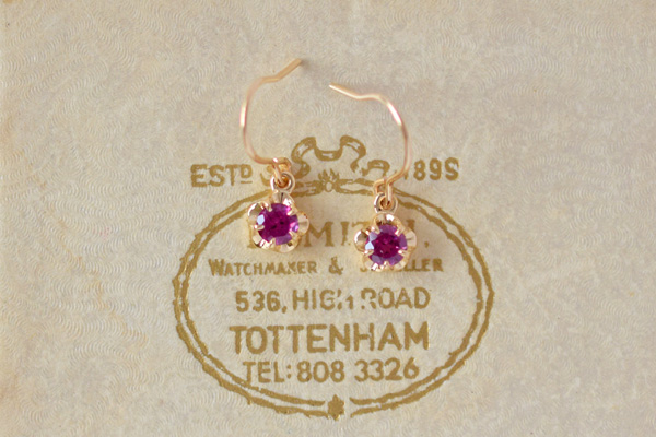 誕生石のロードライトガーネットを留めたアンティーク調のK18イエローゴールドピアスです。＊静岡県浜松市ジュエリープシュケー