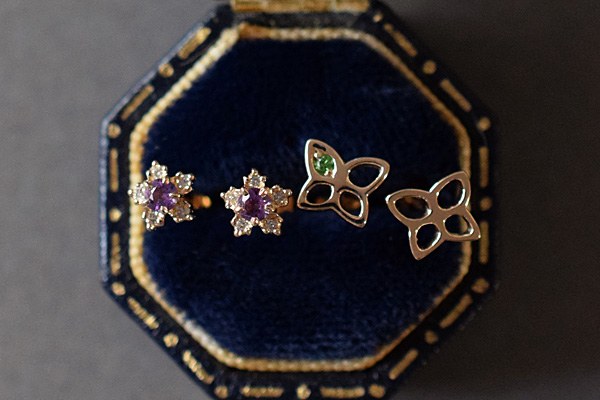 アメジストとダイアモンドを留めた花のようなデザインと蝶とグリーンガーネットのK10イエローゴールドピアスです。＊静岡県浜松市ジュエリープシュケー