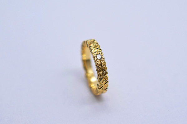 お子様のお名前にちなみ、2本の線が水引のように結び合ったデザインのフルオーダーメイド・ベビーリングです。誕生石のダイアモンドも留めてあります。＊静岡県浜松市ジュエリープシュケー