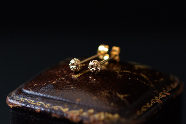 小さな表面に洋彫りの装飾模様が彫刻されたK18イエローゴールドのピアスです。＊静岡県浜松市ジュエリープシュケー