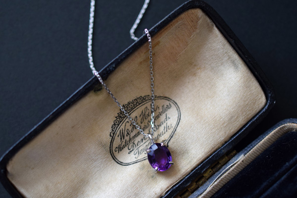 プラチナとオーバルカットのアメジスト・ネックレストップです。＊静岡県浜松市ジュエリープシュケー