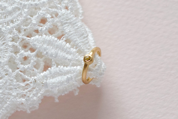 誕生石「ペリドット」とK18イエローゴールドのベビーリング。お誕生日とお名前、生後1万日目の日付が内側に刻印してあります。＊静岡県浜松市ジュエリープシュケー