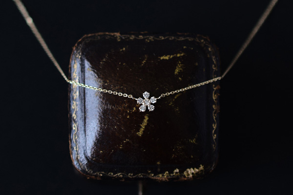 Petite fleur = ちいさな花 をモチーフにしたダイアモンドとK18イエローゴールドネックレス＊1点もの