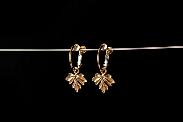 《Feuille（フィーユ）》K18イエローゴールドメッキ・ロジウムメッキスターリングシルバー・K18イエローゴールド・イヤリング